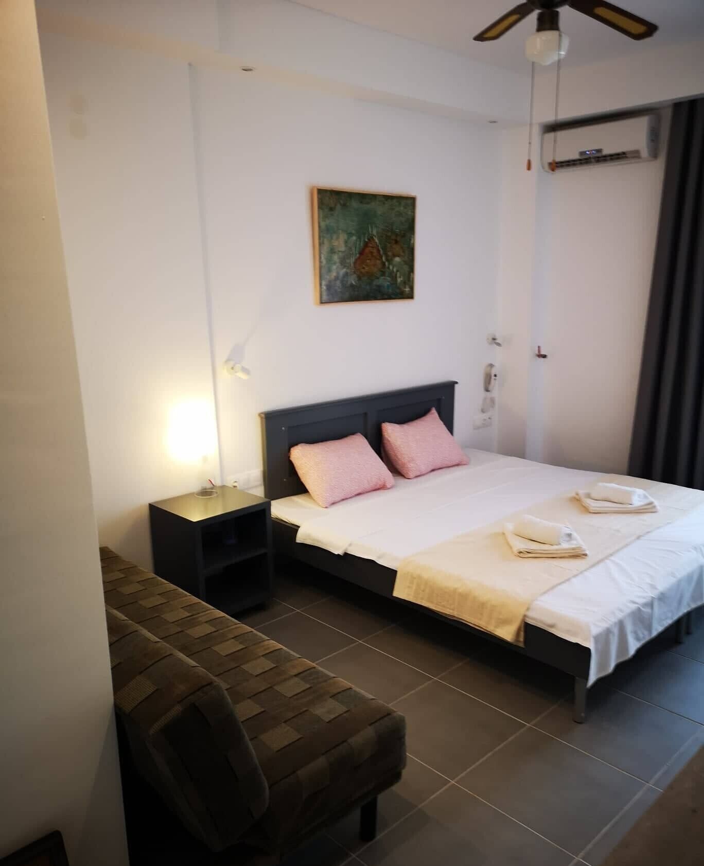 객실 내 금고, 책상, 노트북 작업 공간, 암막 커튼