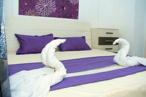 6 bedrooms, desk, WiFi, bed sheets