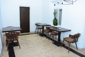 Outdoor dining - Rohoney Boutique Villa (Calm Family Stay in Galle) (Galle)