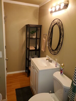 Doccia, asciugacapelli, asciugamani, sapone