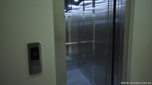 Un ascensor con una pantalla digital que muestra el número 4.