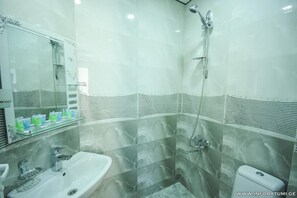 Habitació familiar, balcó | Bany | Dutxa, assecador de cabells, sabatilles i tovalloles 