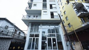 Un edificio de varios pisos con balcones y ventanas amplias.
