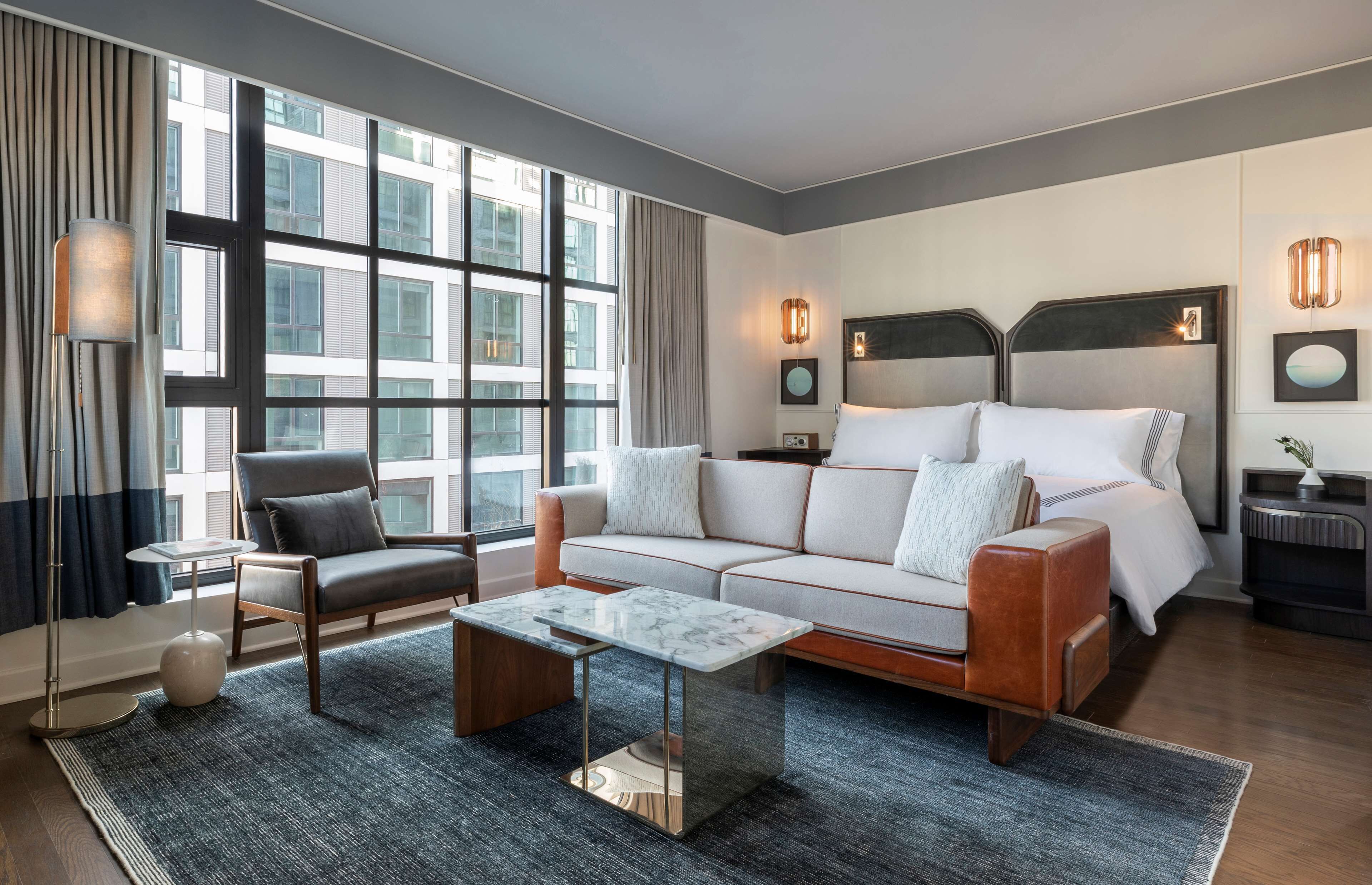 Pengeskab på værelset, mørklægningsgardiner, strygejern/strygebræt