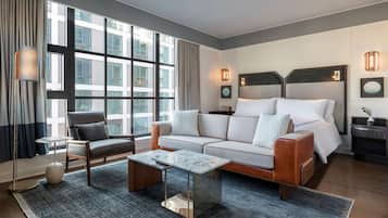 Pengeskab på værelset, mørklægningsgardiner, strygejern/strygebræt