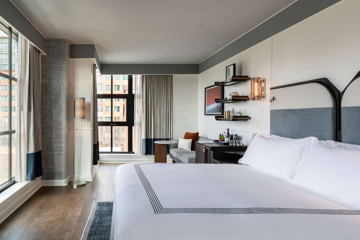 Room, 1 King Bed, Corner