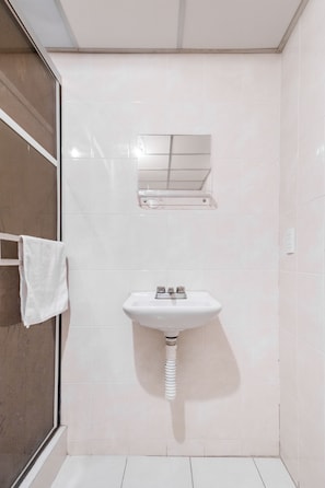 Economy-Zimmer | Badezimmer | Dusche, kostenlose Toilettenartikel, Haartrockner, Handtücher