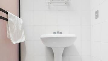 Habitación triple estándar | Baño | Regadera, amenidades de baño gratuitas, secadora de cabello, toallas