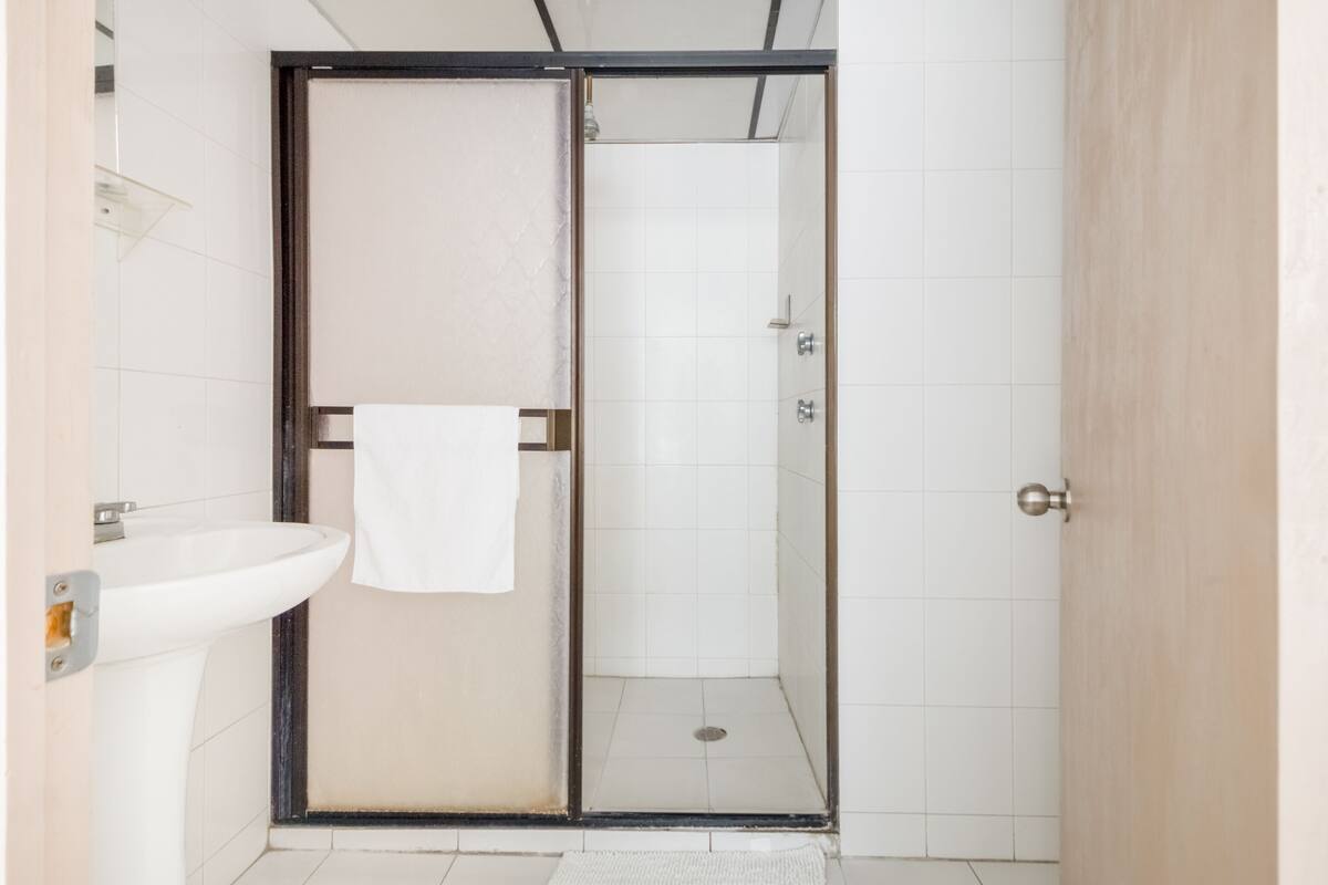 Habitación estándar | Baño | Regadera, amenidades de baño gratuitas, secadora de cabello, toallas 