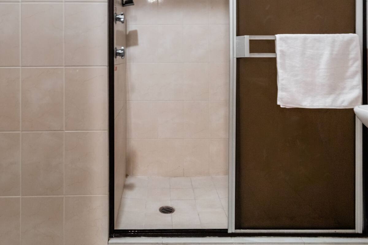 Habitación económica | Baño | Regadera, amenidades de baño gratuitas, secadora de cabello, toallas 