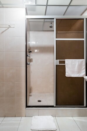 エコノミールーム | バスルーム | シャワー、バスアメニティ (無料)、ヘアドライヤー、タオル