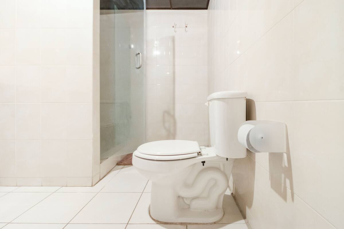 Standard Two Beds | Baño | Regadera, amenidades de baño gratuitas, secadora de cabello, toallas 