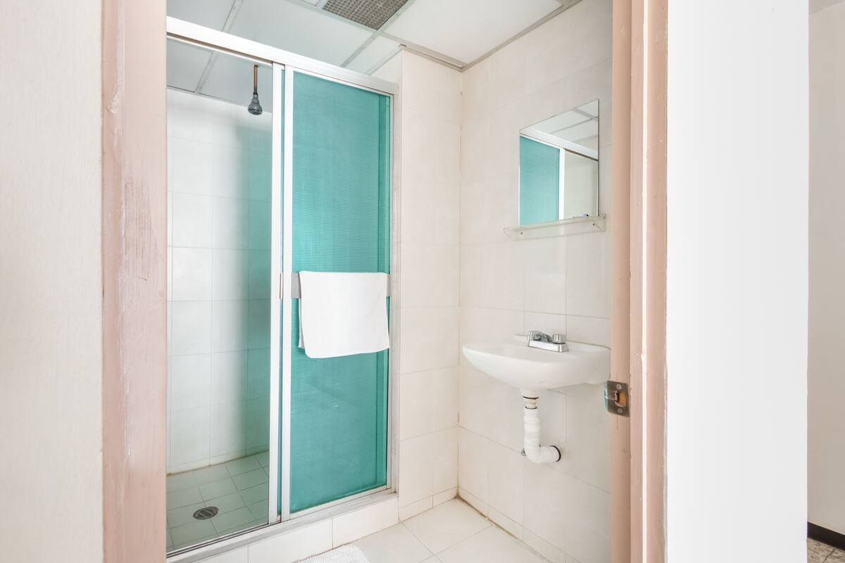 Habitación familiar | Baño | Regadera, amenidades de baño gratuitas, secadora de cabello, toallas 