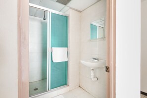 ファミリー ルーム | バスルーム | シャワー、バスアメニティ (無料)、ヘアドライヤー、タオル