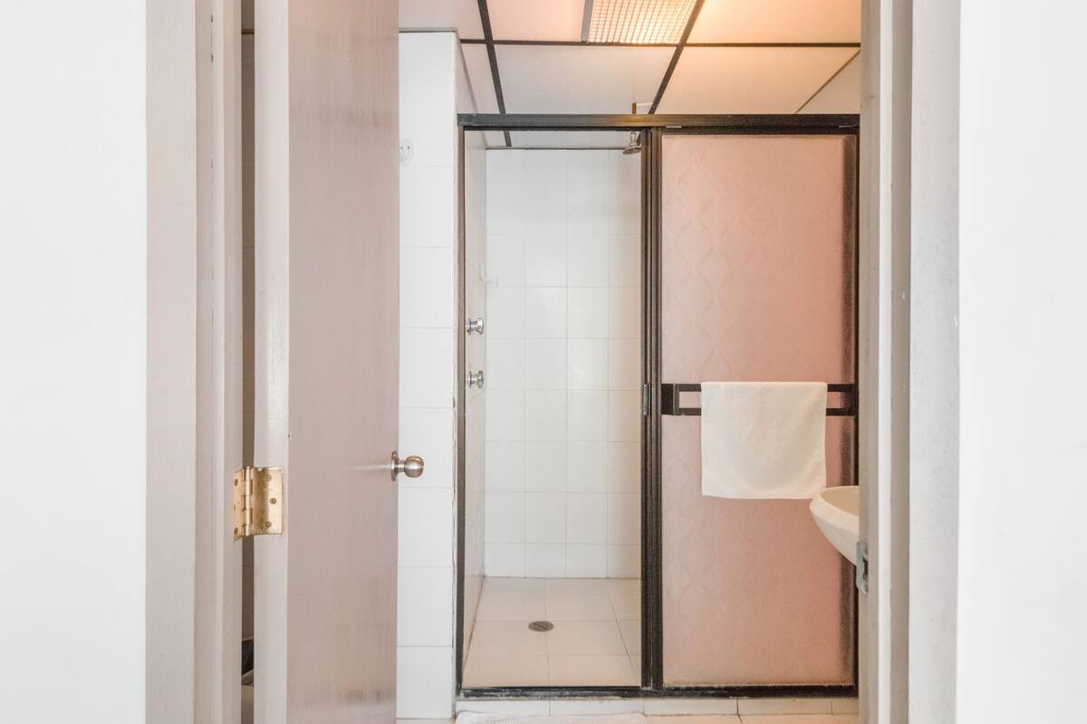 Habitación triple estándar | Baño | Regadera, amenidades de baño gratuitas, secadora de cabello, toallas 