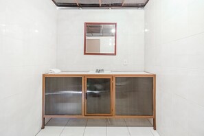 Standard Two Beds | Bathroom | Shower, free toiletries, hair dryer, towels - OYO Hotel Del Llanito, Aguascalientes (Aguascalientes)