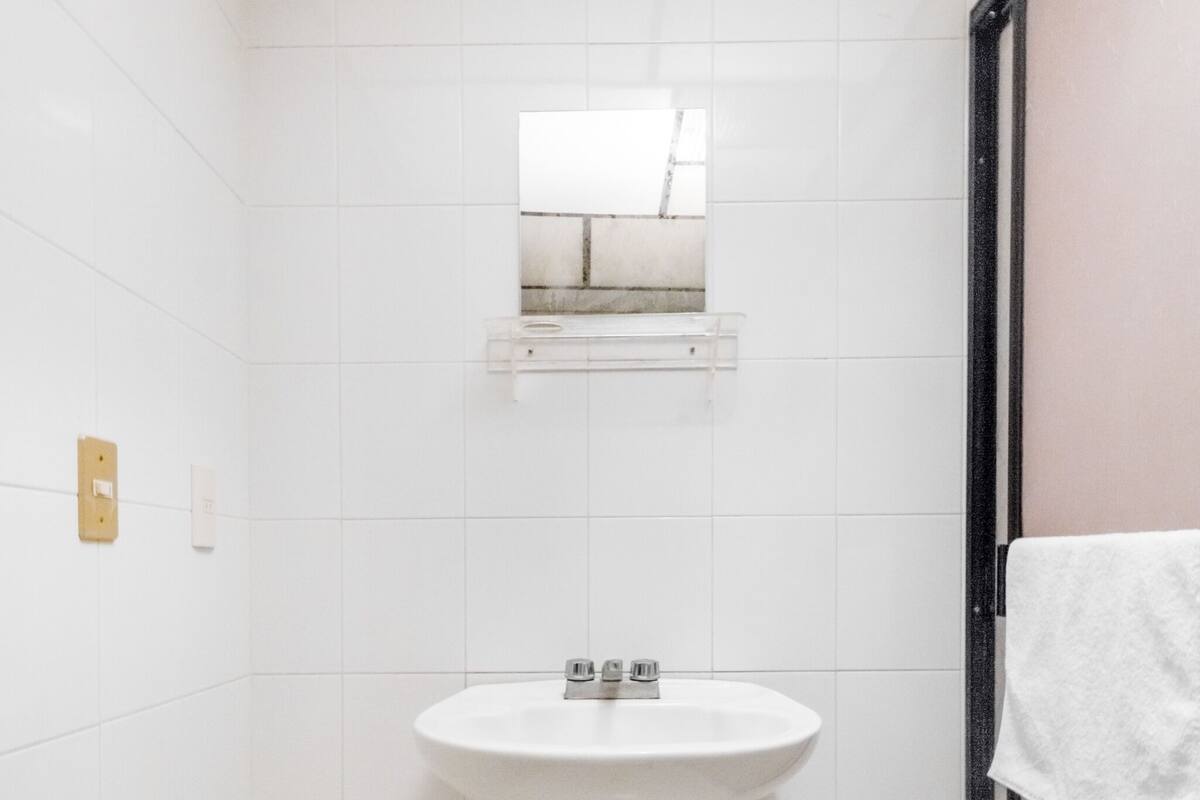 Regadera, amenidades de baño gratuitas, secadora de cabello, toallas 