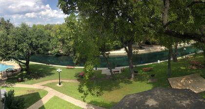 Beautiful Updated Condo With Direct River View From Balcony! We Love Dogs!
