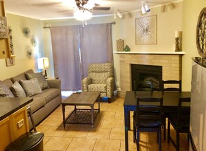 Smart TV, fireplace, DVD player - Beautiful Updated Condo With Direct River View From Balcony!  We Love Dogs! (New Braunfels)