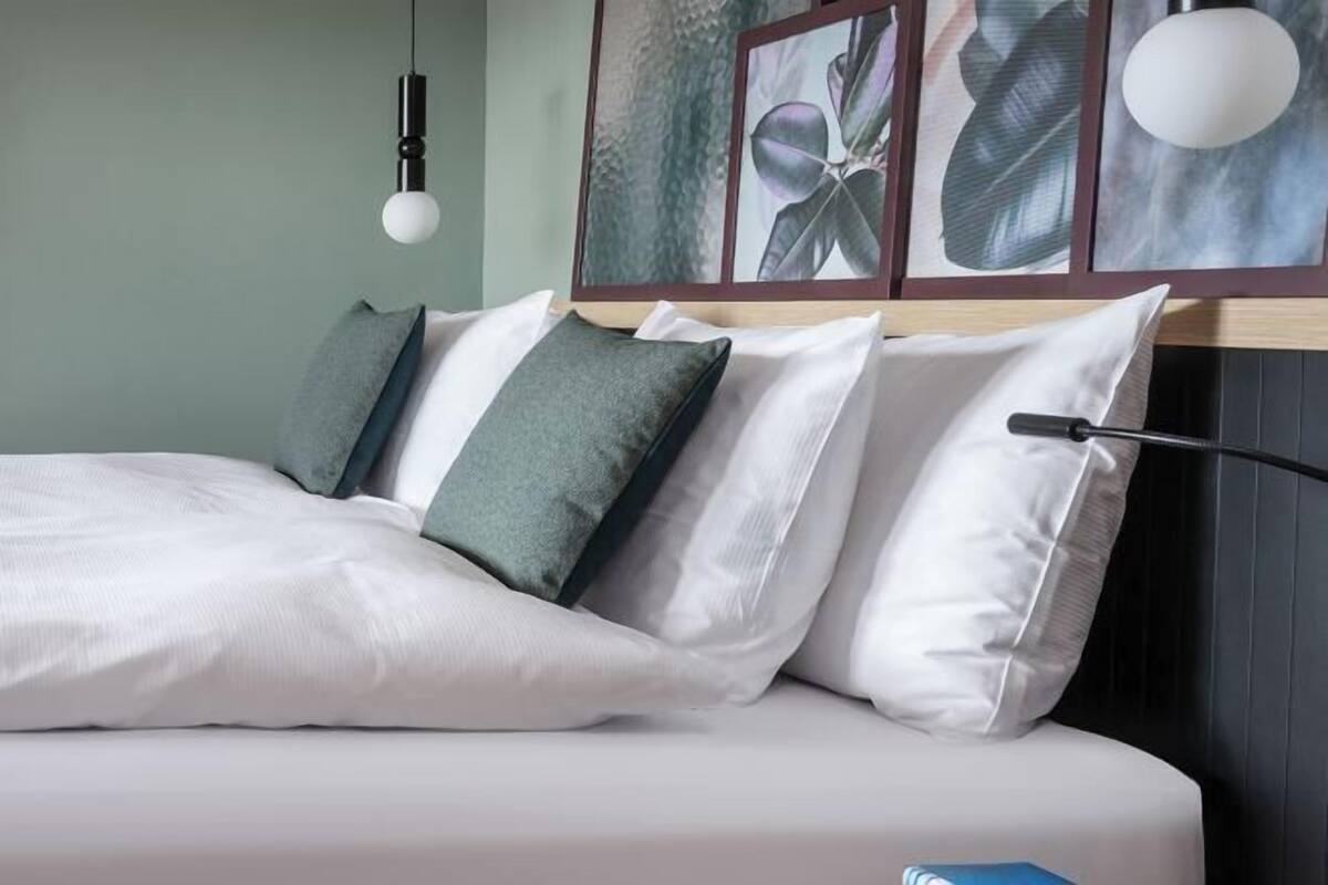 Allergikerbettwaren, Minibar, Zimmersafe, Schreibtisch