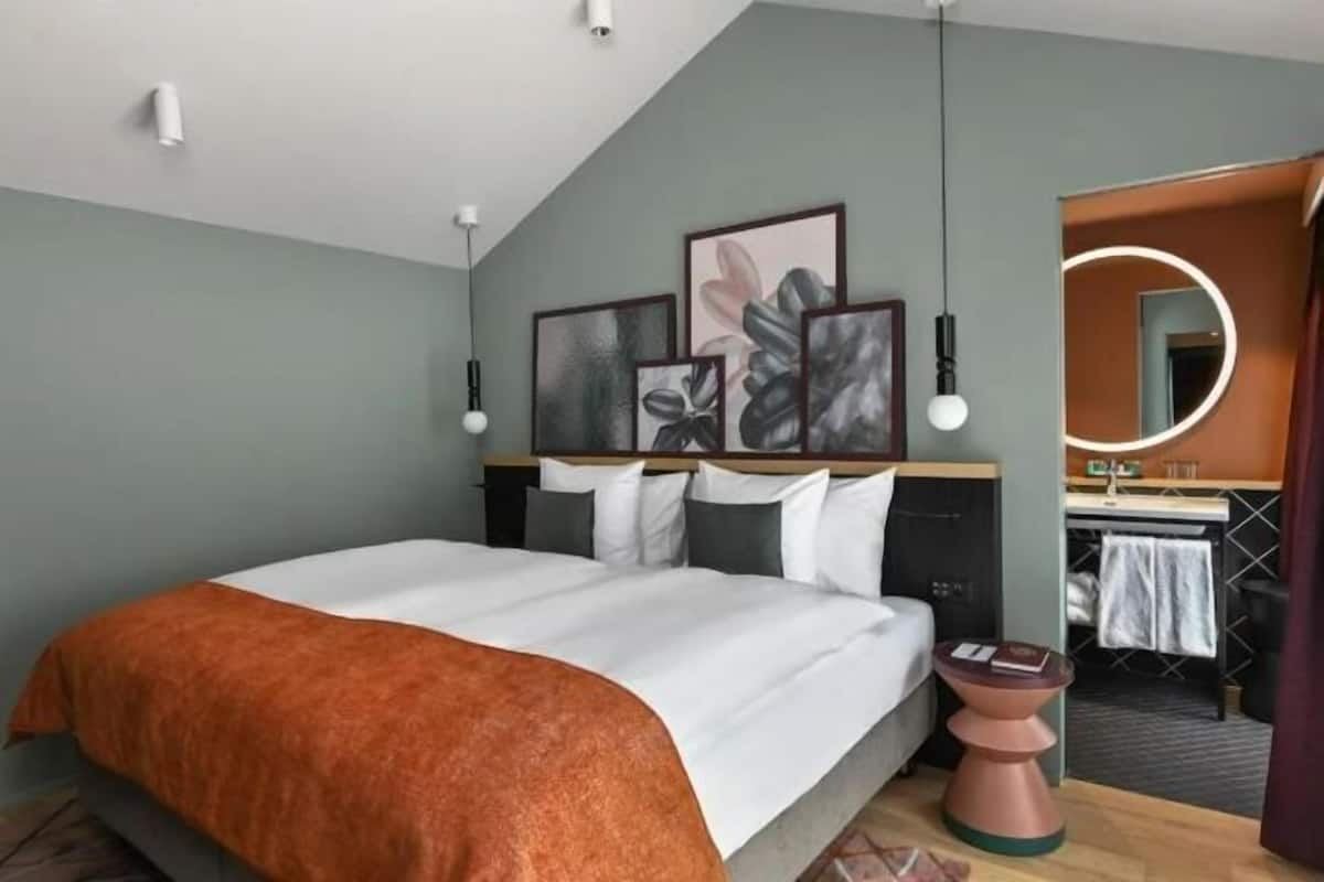 1 bedroom, hypo-allergenic bedding, minibar, in-room safe