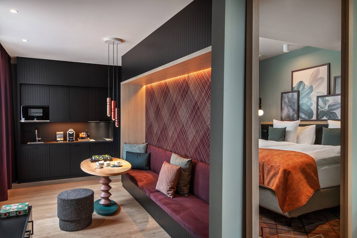 deluxe room, 2 single beds (grand) | living area | 43-inch flat-screen tv with digital channels, tv, netflix