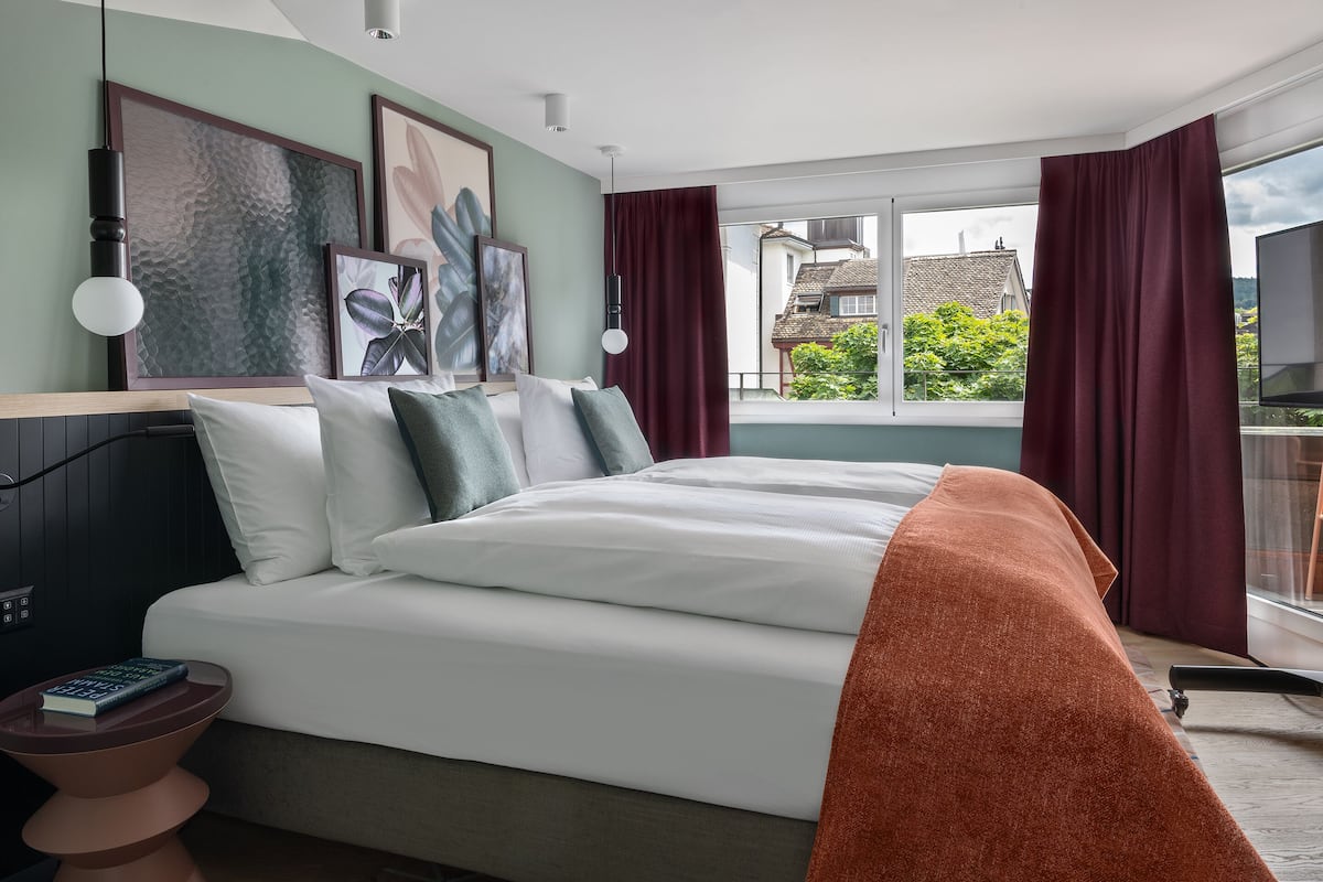 Suite | 1 bedroom, hypo-allergenic bedding, minibar, in-room safe