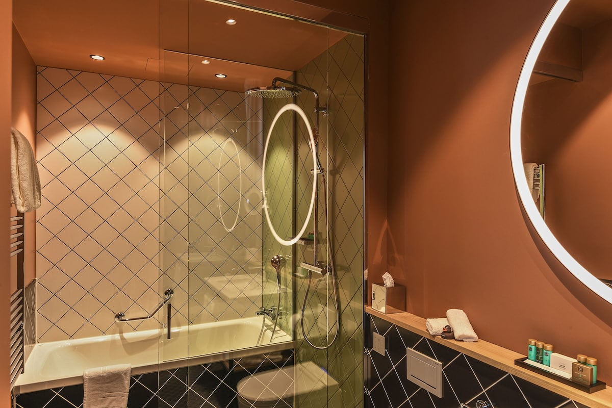 superior double room (twin or king) | bathroom | free toiletries, hair dryer, bathrobes, slippers