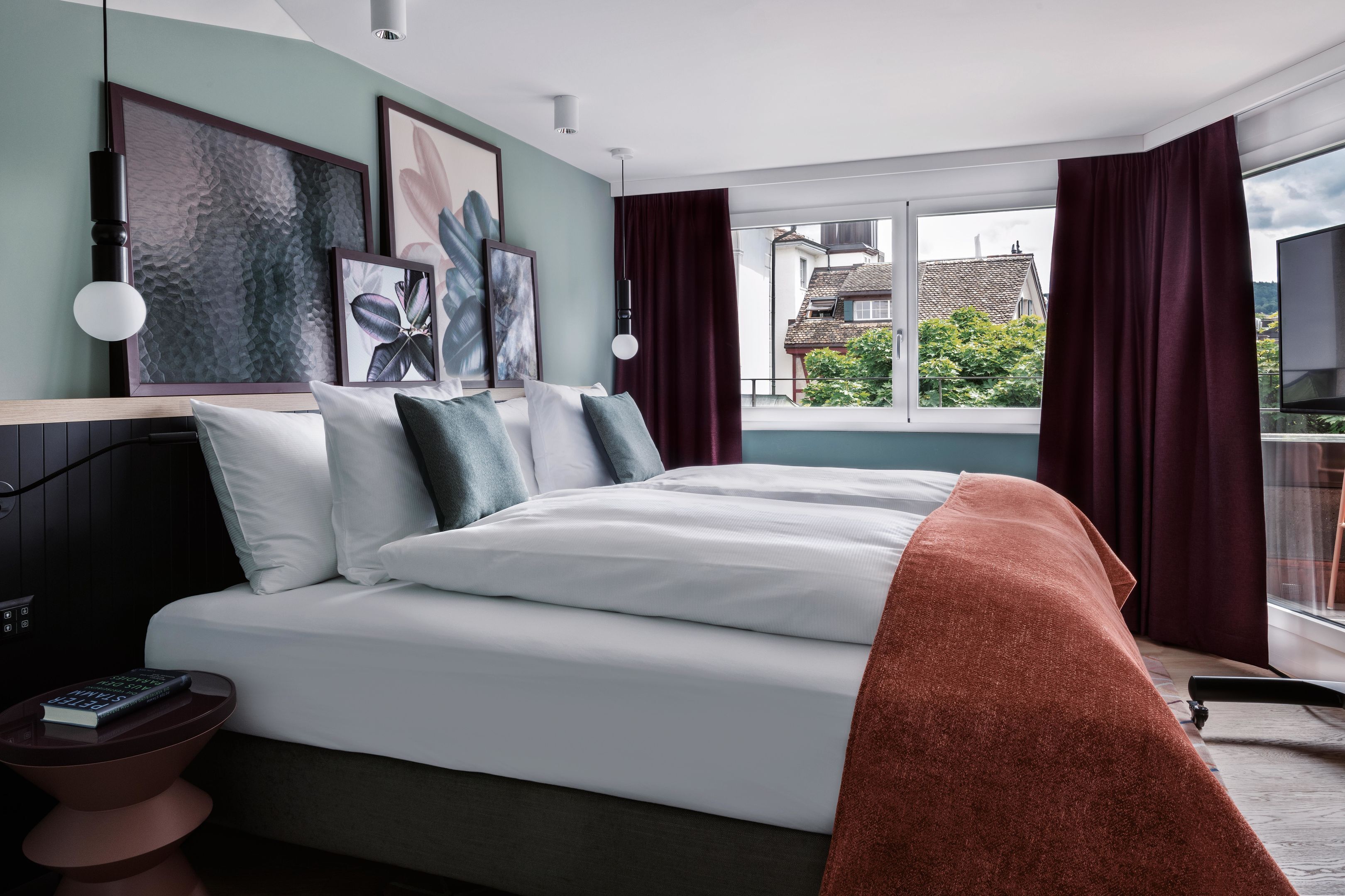 Hypo-allergenic bedding, minibar, in-room safe, desk