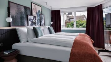 Hypo-allergenic bedding, minibar, in-room safe, desk
