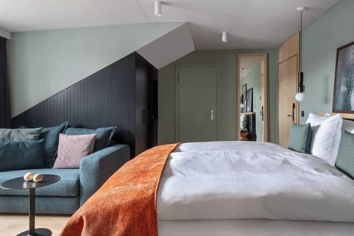 1 bedroom, hypo-allergenic bedding, minibar, in-room safe
