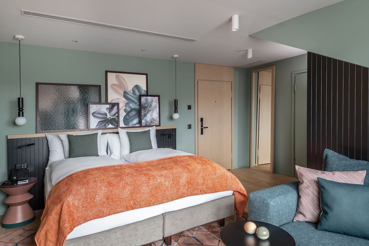 Business-Doppelzimmer, 1 King-Bett | Allergikerbettwaren, Minibar, Zimmersafe, Schreibtisch