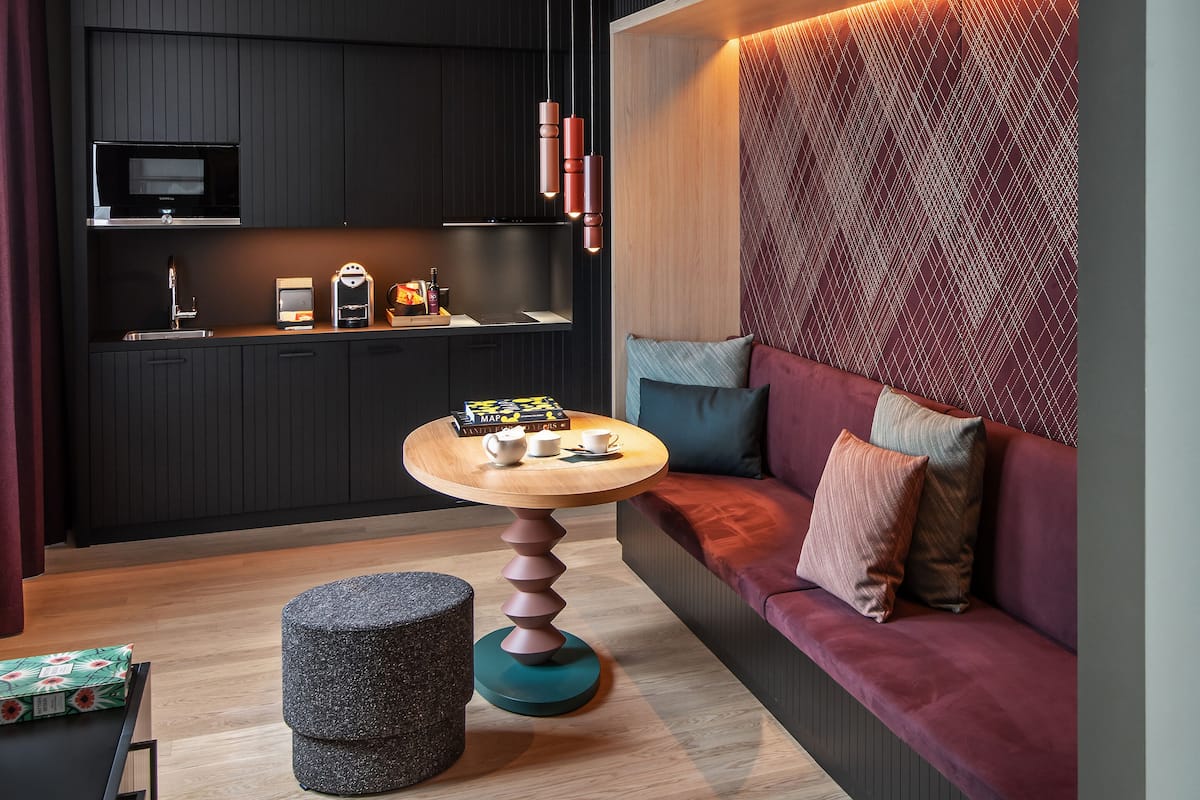 deluxe room, 2 single beds (grand) | living area | 43-inch flat-screen tv with digital channels, tv, netflix