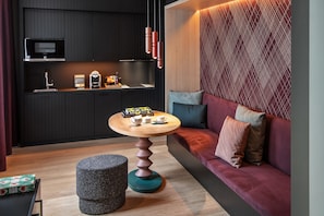 Habitación Deluxe, 2 camas individuales (Grand) | Zona de estar | Televisión de pantalla plana de 43 pulgadas con canales digitales