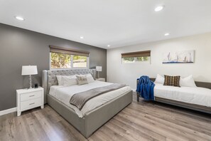 4 bedrooms, desk, iron/ironing board, travel crib - ❤️COMPLETELY RENOVATED QUIET LUXURY HOME NEAR DISNEYLAND❤️ (Orange)