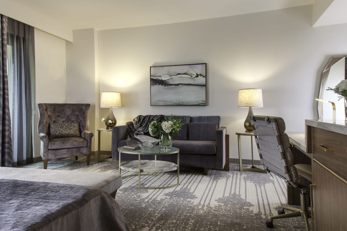 Premium bedding, in-room safe, desk, laptop workspace