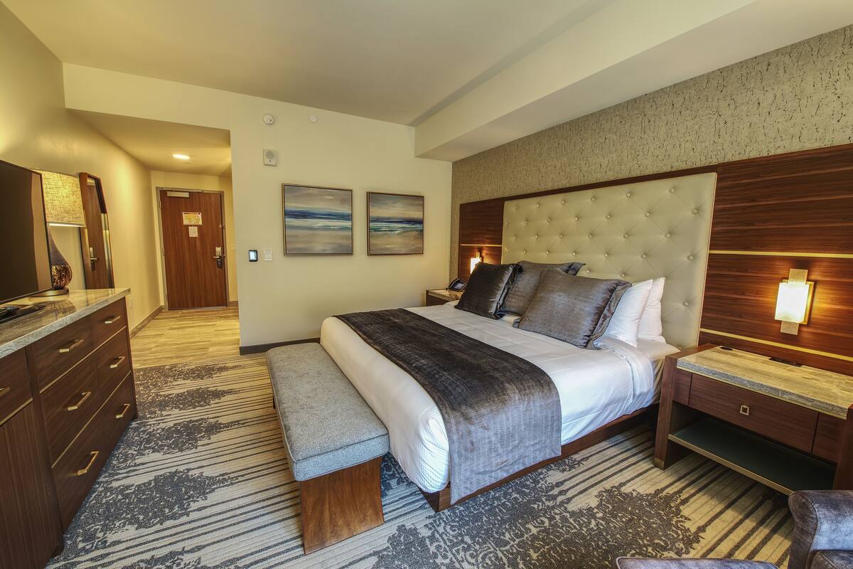 Premium bedding, in-room safe, desk, laptop workspace