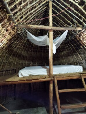 Habitación cuádruple económica, baño compartido (Giriama) | Tabla de planchar con plancha y ropa de cama 