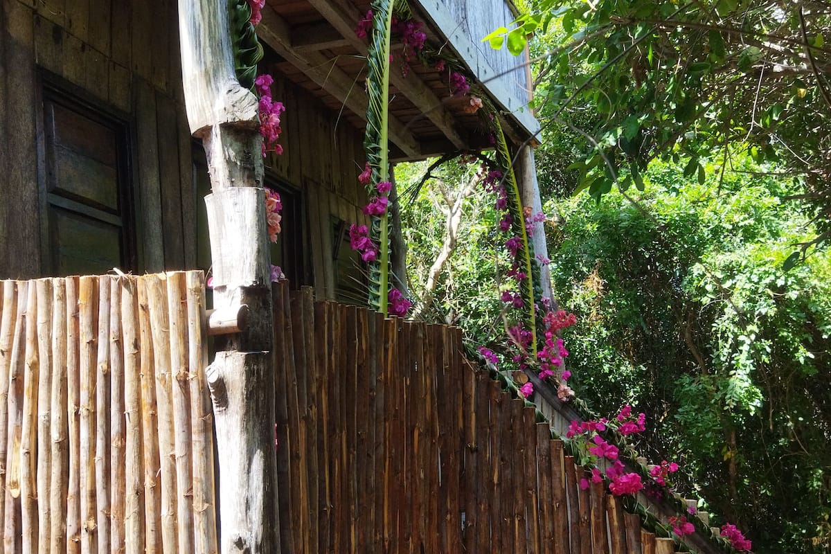 Familiekamer, privébadkamer (Zanzibar) | Een strijkplank/strijkijzer, beddengoed