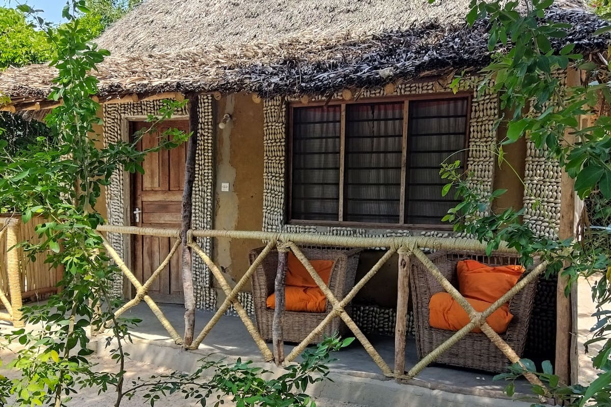 Familie tweepersoonskamer (Swahili) | Een strijkplank/strijkijzer, beddengoed