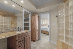 Bathtub, towels - Sandpiper Condominiums 709, Panoramic Gulf Views w/ direct access to Mustang Island/Port A beaches. (Port Aransas)