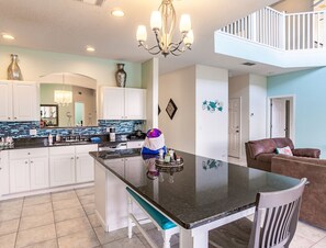 Fridge, microwave, oven, stovetop - 8BR lakefront Disney home w themed rms HarryPotter Frozen ToyStory Mario Royal (Kissimmee)