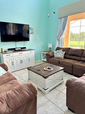 Smart TV, Netflix, DVD player, ping pong - 8BR lakefront Disney home w themed rms HarryPotter Frozen ToyStory Mario Royal (Kissimmee)