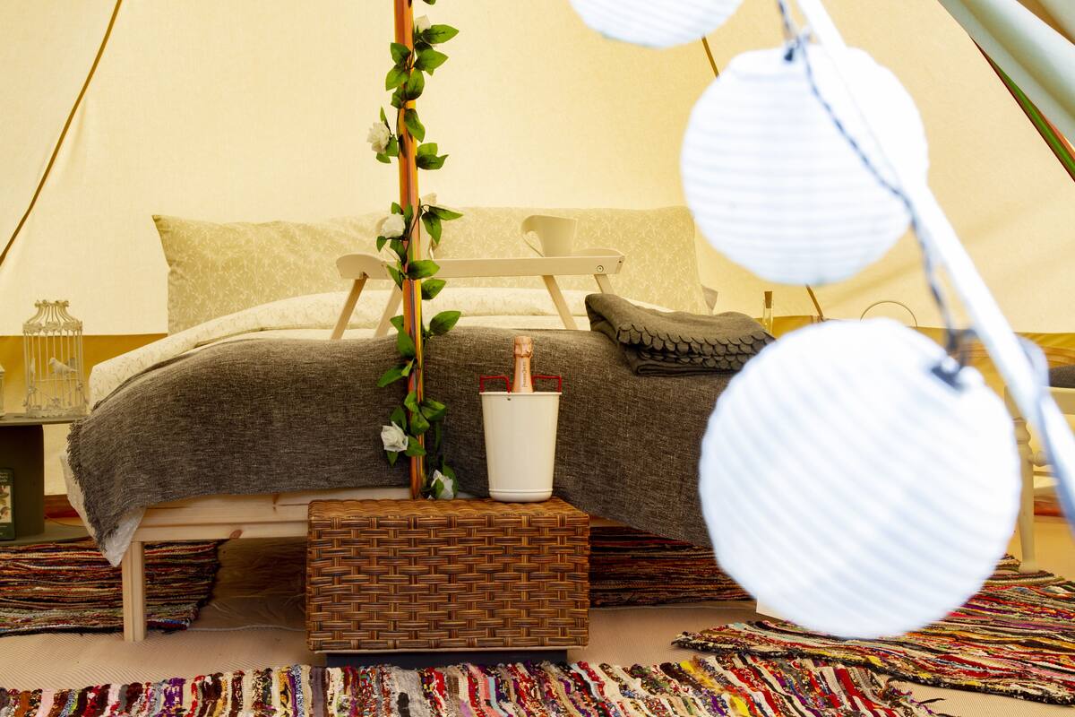 Ein gemütliches Zimmer mit einem Bett, einem kleinen Tisch und einer Pendelleuchte.