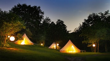 Bagian depan properti - sore/malam