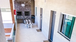 Un interior moderno con área de cocina, una mesa de comedor y un pasillo que lleva a una ventana.