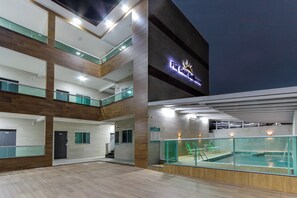 Fachada da propriedade à noite