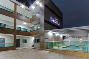 Facciata della struttura - sera/notte