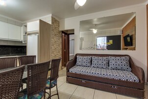 Camera Standard, 2 camere da letto | Area soggiorno | TV 43 pollici con canali digitali