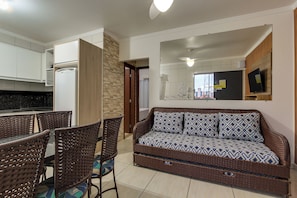 Quarto standard, 2 quartos | Área de estar | TV 43 polegadas com canais digitais